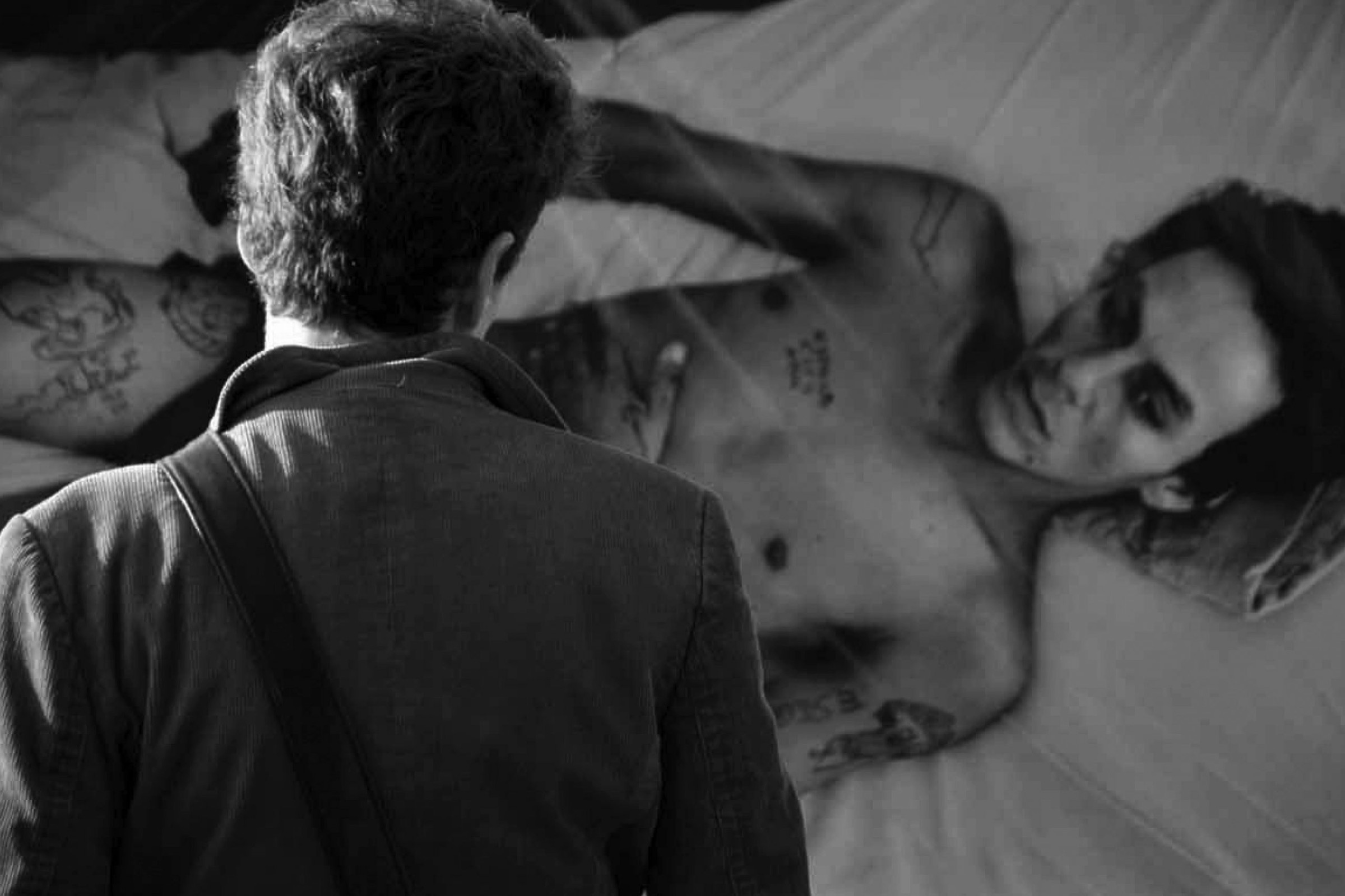 Un hombre de espaldas frente a un retrato de gran tamaño