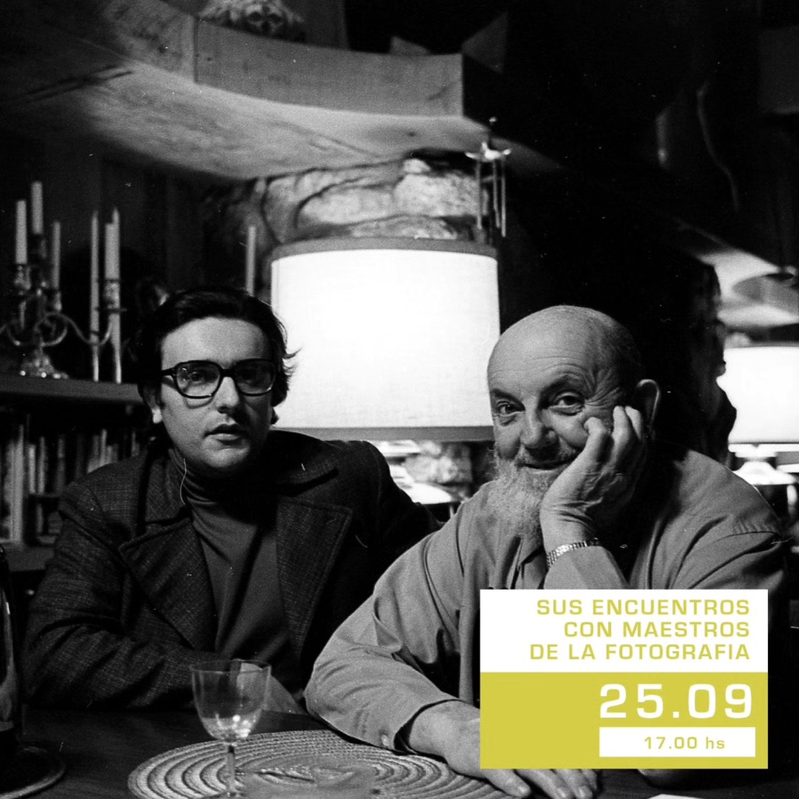 Placa de la entrevista a Eduardo Comesaña sobre sus encuentros con maestros de la fotografía